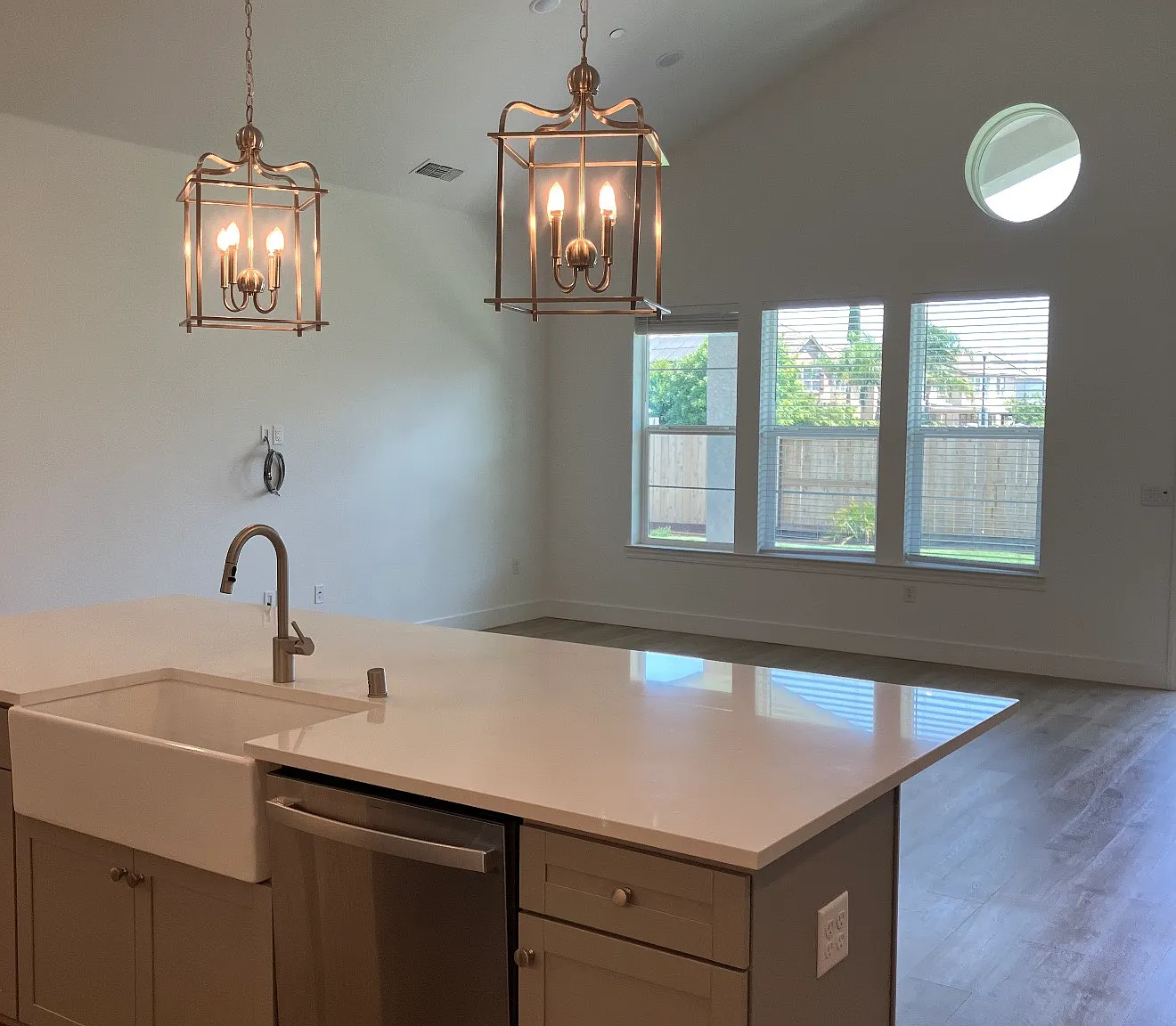 4 bed, 2274 sqft, $3,789 — Photo 4