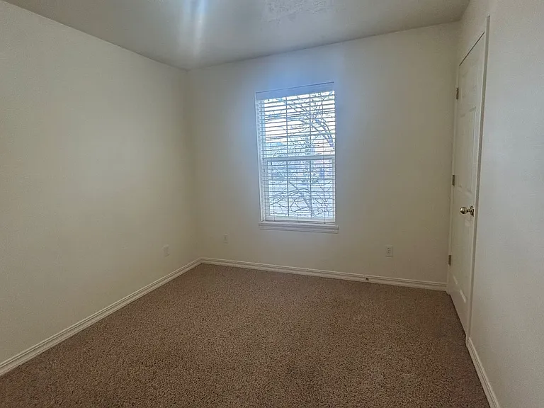 465 Taft — Photo 33