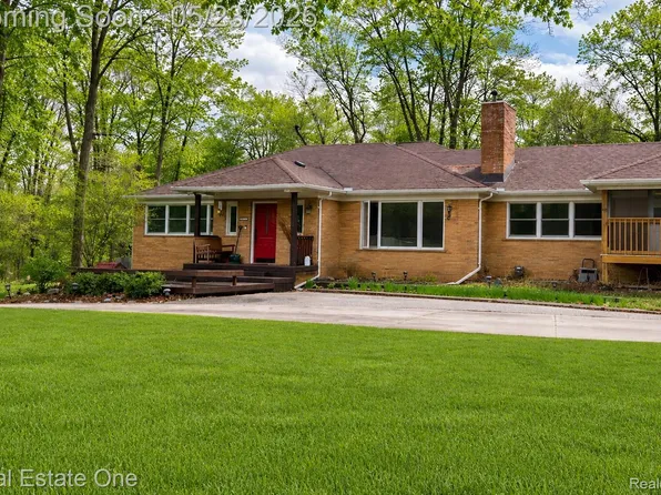 27634 Wellington St, Farmington Hills, MI 48334