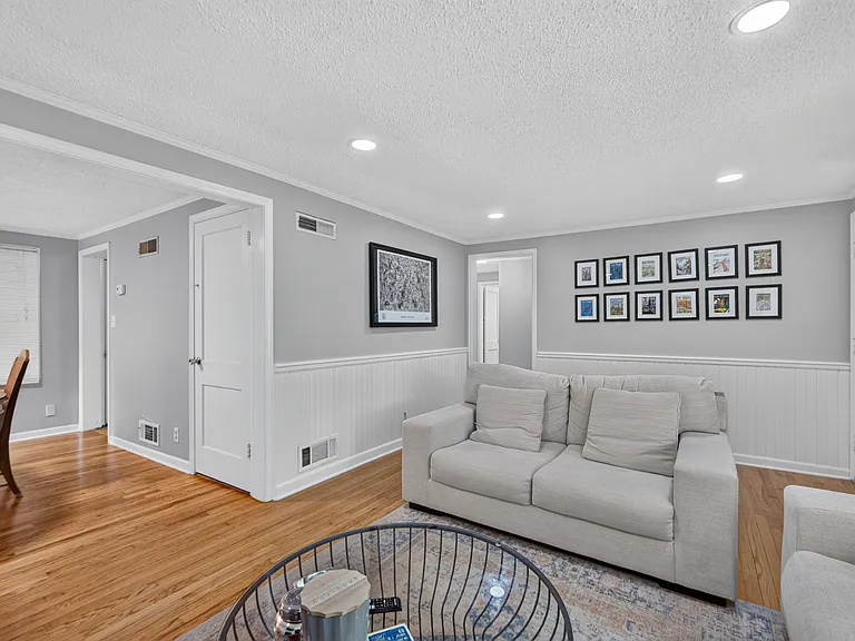7237 Roe Ave — Photo 8