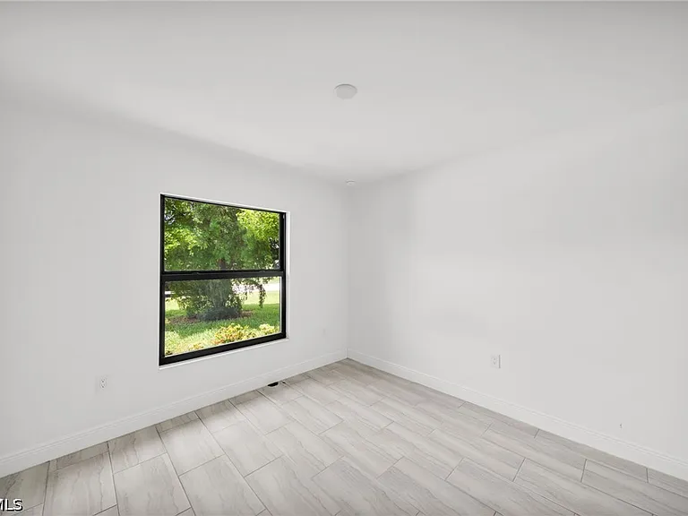 318 SW 7th Ter — Photo 11