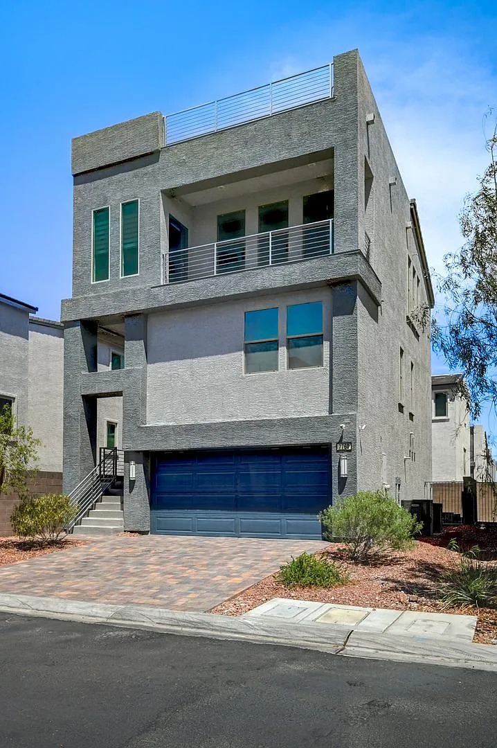 3 Story Home with Rooftop Deck - Luxury Living! — Photo 4