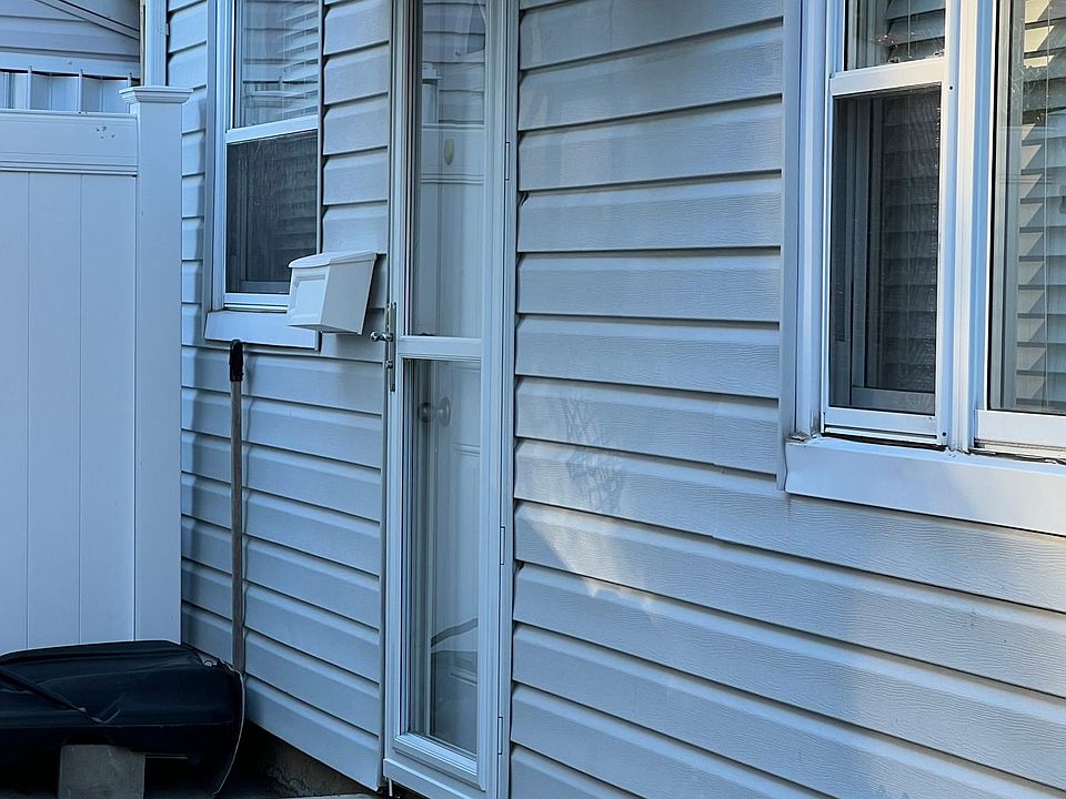 1st image of 208 Woodbine Ave