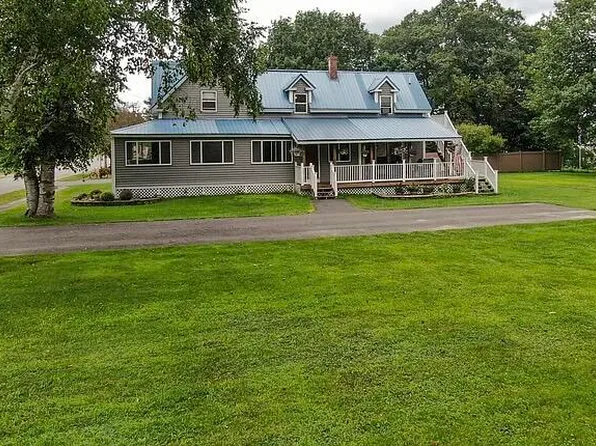 37 Penobscot Avenue, Howland, ME 04448