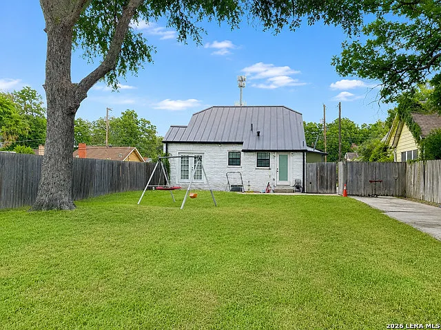 115 W White — Photo 4
