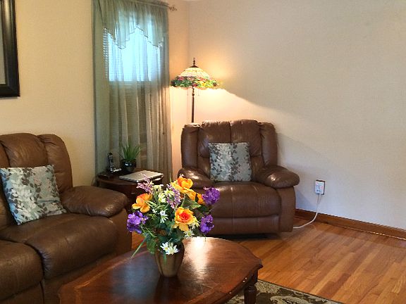 5th image of 215 Bancroft Ave
