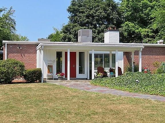 2nd image of 77 Central Park Dr
