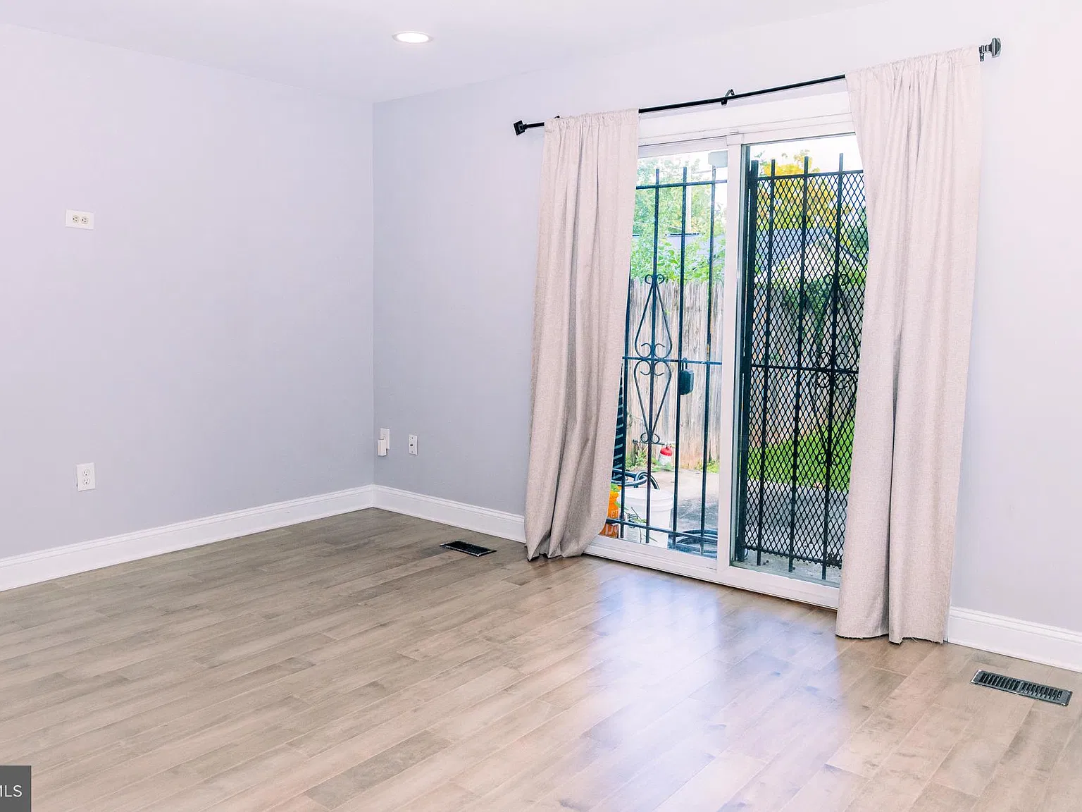 3 bed, 2.5 bath, 1919 sqft, $2,600 — Photo 3