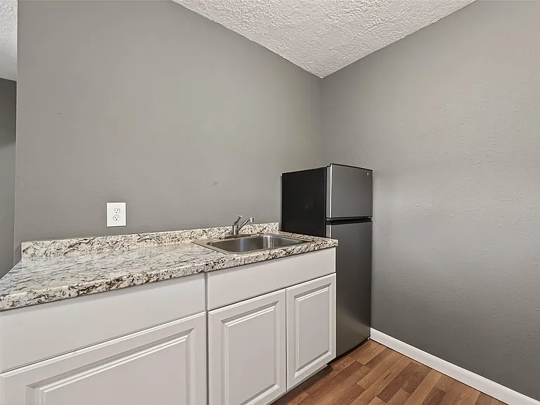 216 Burr St — Photo 5