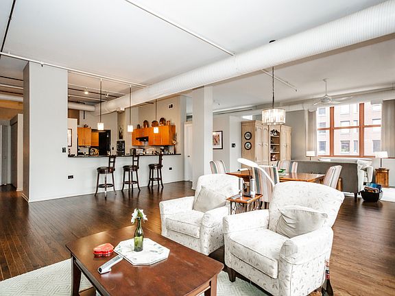 4th image of 360 W Illinois St APT 7B