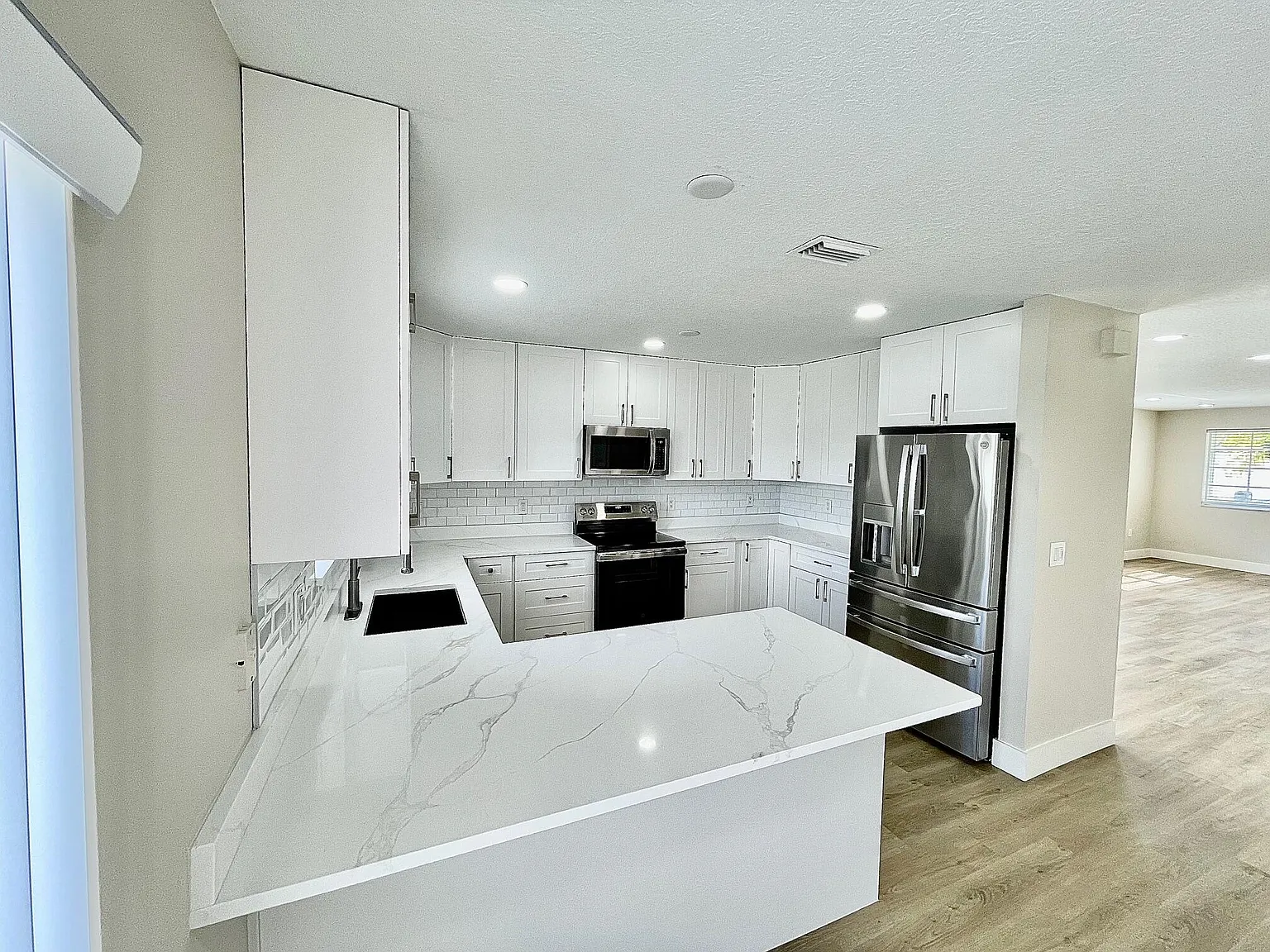 5 bed, 2.5 bath, 2820 sqft, $5,100 — Photo 4