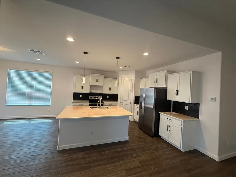 38005 W Montserrat St — Photo 17