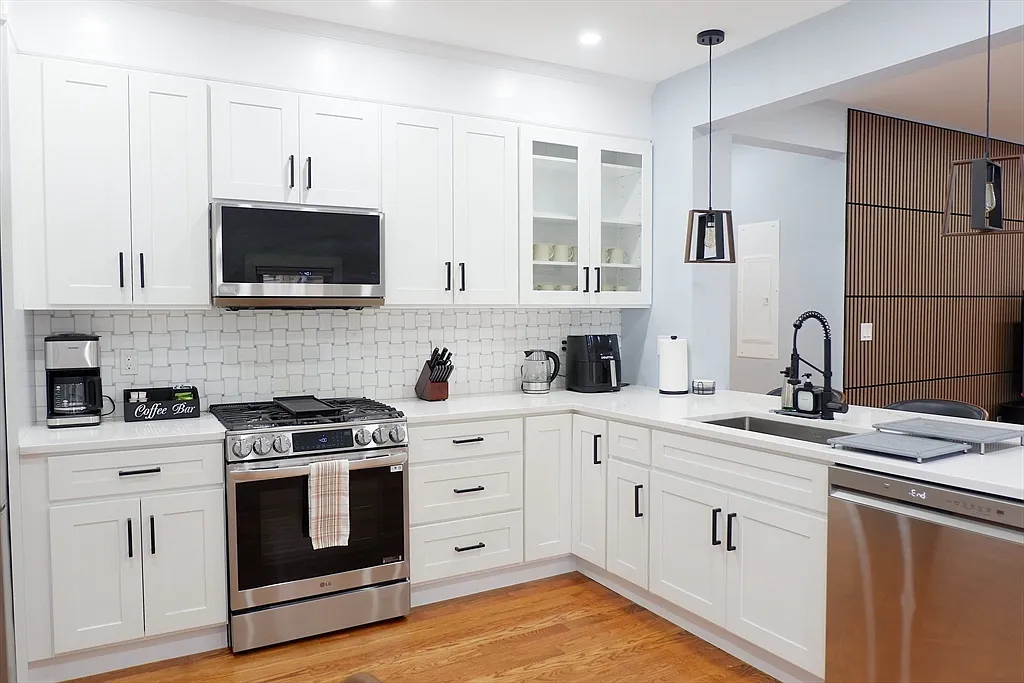 3 bed, 2.0 bath, 1100 sqft, $3,600 — Photo 1
