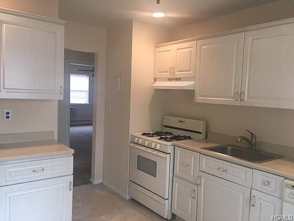 3rd image of 221 Parkside Dr #221