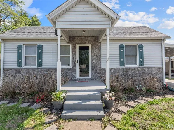 305 E Ironbanks Rd, Charleston, MO 63834