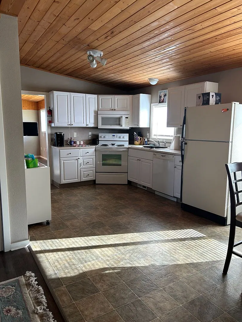 Warm and inviting fully furnished 1 Bedroom, 1 bath duplex — Photo 2