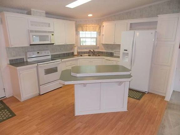 3rd image of 121 Village Ct