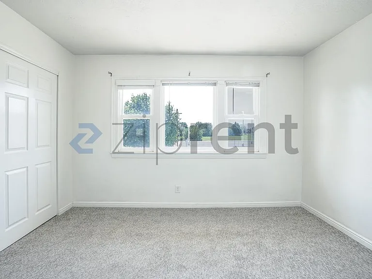 696 N Center St — Photo 18