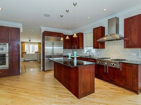 4th image of 1511 W Superior St #2