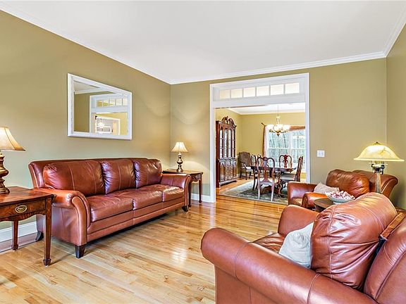 5th image of 36 Sophia Ln