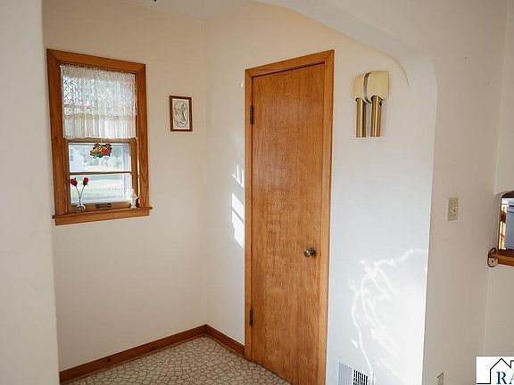 4th image of 227 E 9th St