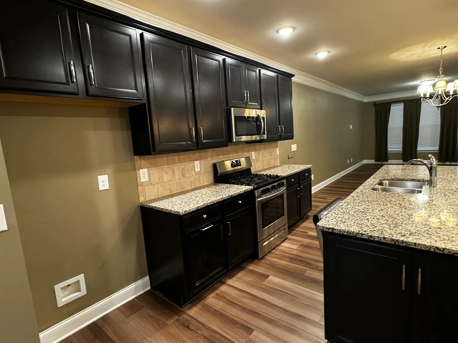 3 bed, 1695 sqft, $2,325 — Photo 2