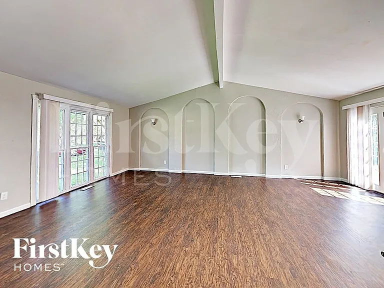 8 Deerpath Dr — Photo 3