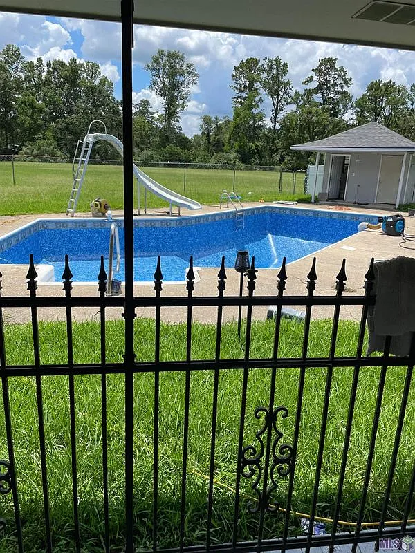 5 bed, 2.0 bath, 2900 sqft, $2,400 — Photo 2