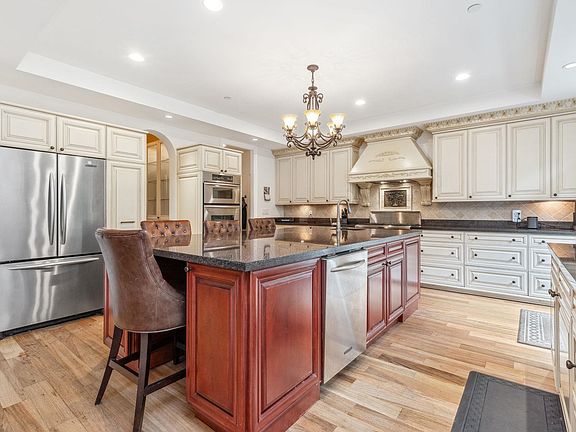 3rd image of 320 Forestview Ln
