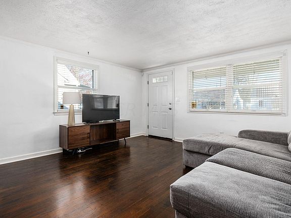 3rd image of 169 Rosslyn Ave