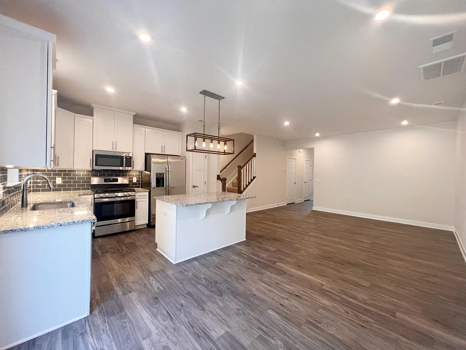3 bed, 2.5 bath, 1596 sqft, $1,800 — Photo 2