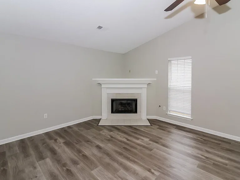 1910 Crescent Ln — Photo 5