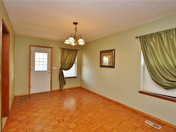 4th image of 10219 Exter Ave