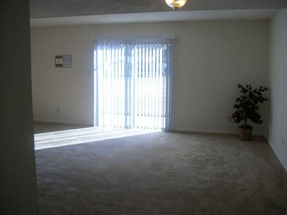 3rd image of 1613 Greenview Dr