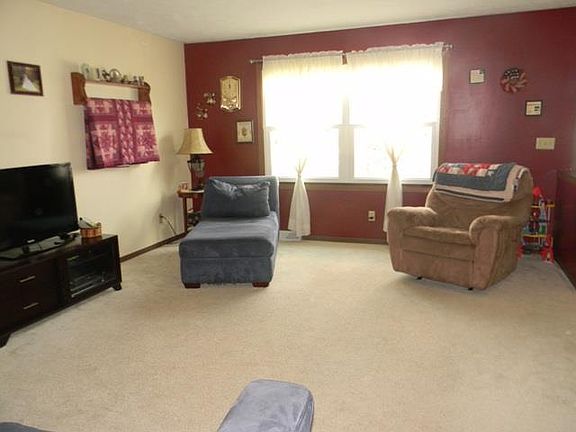 2nd image of 222 Chapel Square Cir
