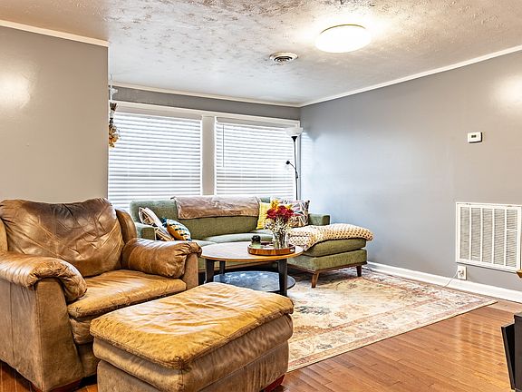 3rd image of 306B Queen Ave