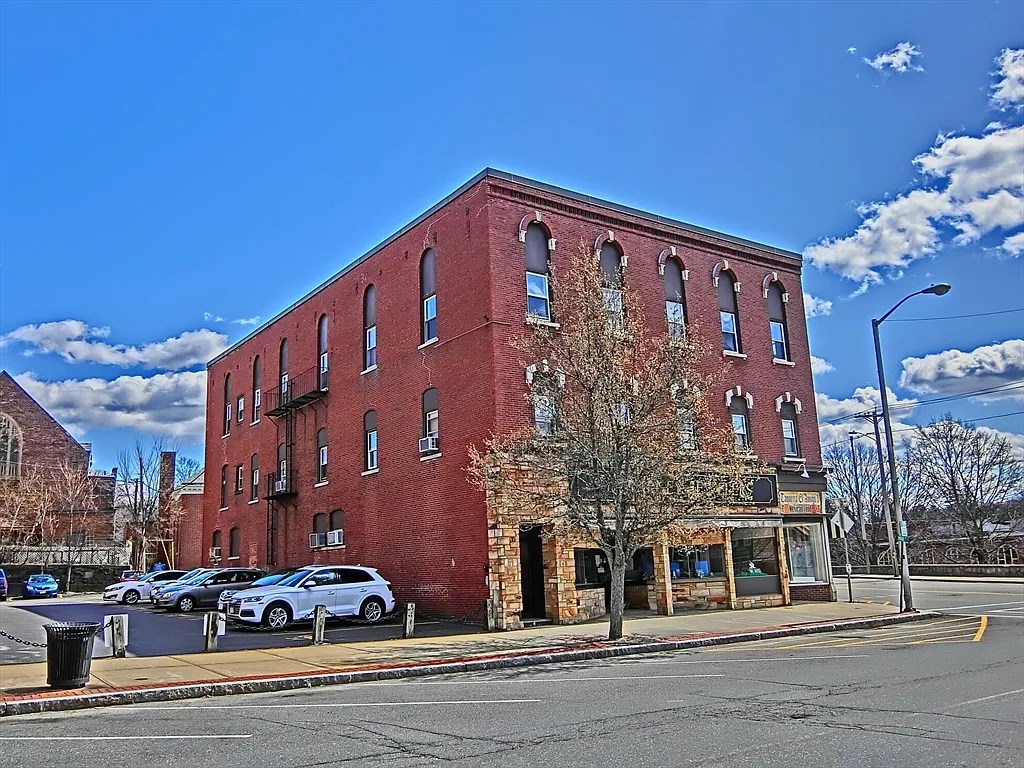 1 bed, 1.0 bath, 700 sqft, $1,695 — Photo 1