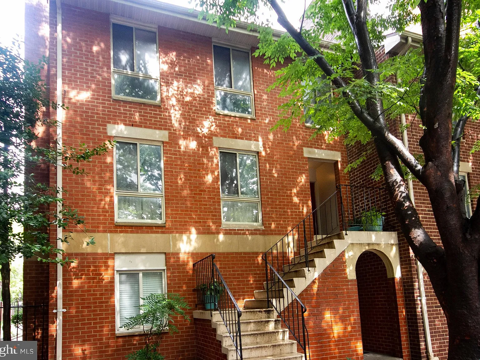 2 bed, 2.0 bath, 1045 sqft, $1,900 — Photo 1