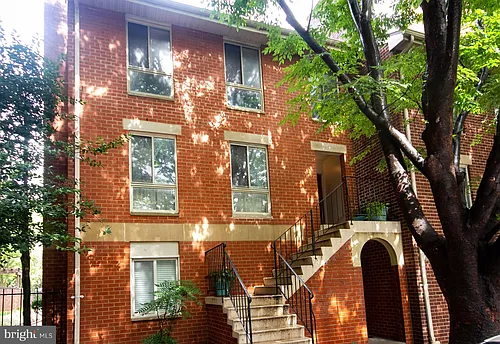 10 W Lee St #B-R72 Photo 1