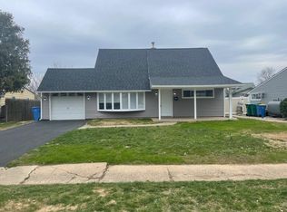 14 Maroon Rd, Levittown, PA 19056