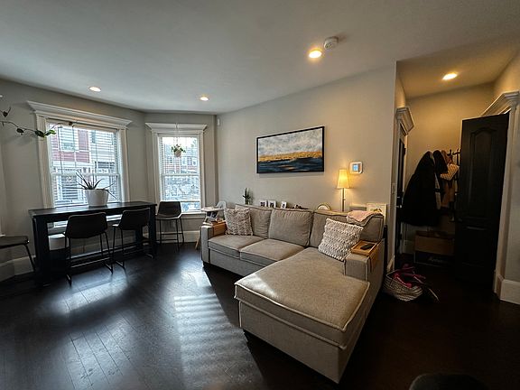 3rd image of 682 E 8th St #1