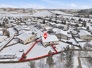 18 W McDonald Pl, Cochrane, AB T4C1L8