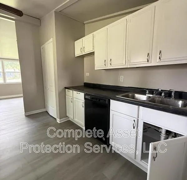 430 Woodlawn Ave — Photo 3