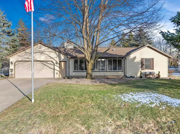 N1682 Ridgeway Dr, Greenville, WI 54942