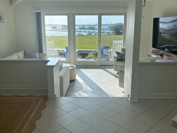 800 Country Club Rd APT 49, Morehead City, NC 28557