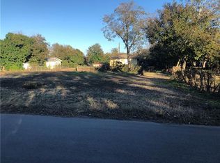 909 8th St, Seguin, TX 78155