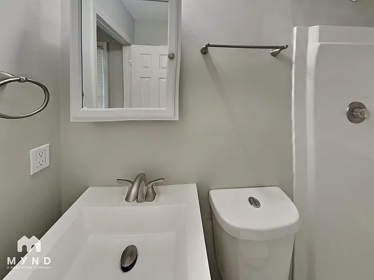 547 Whitethorn Dr — Photo 9
