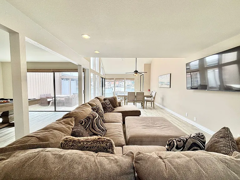 2551 Greencastle Ct — Photo 3