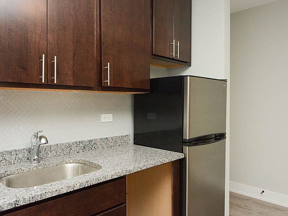 4th image of 429.5 W Belden Ave #D501b