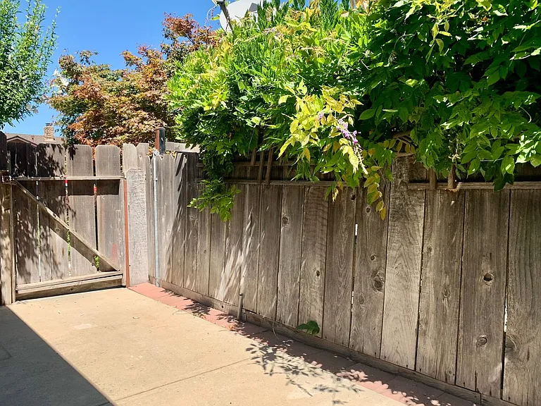 1382 Estates Dr — Photo 3